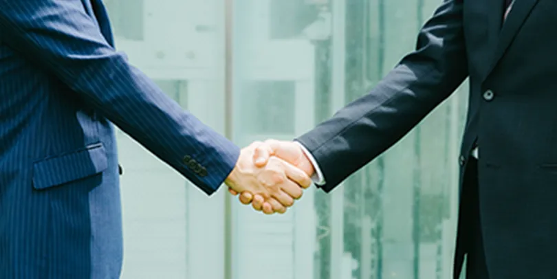 手をつなぐ人たち